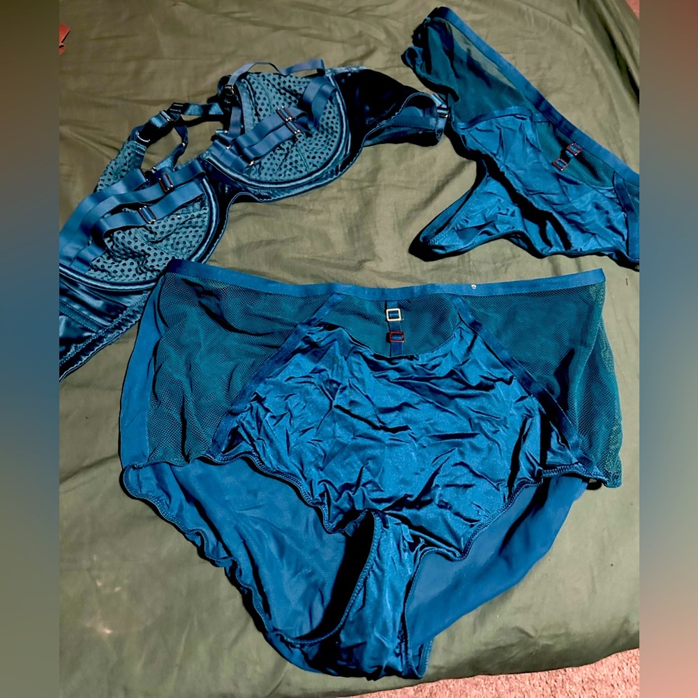 CITY CHIC Strappy Bra with matching pants and g-string 36DD, sz 16 teal gold
